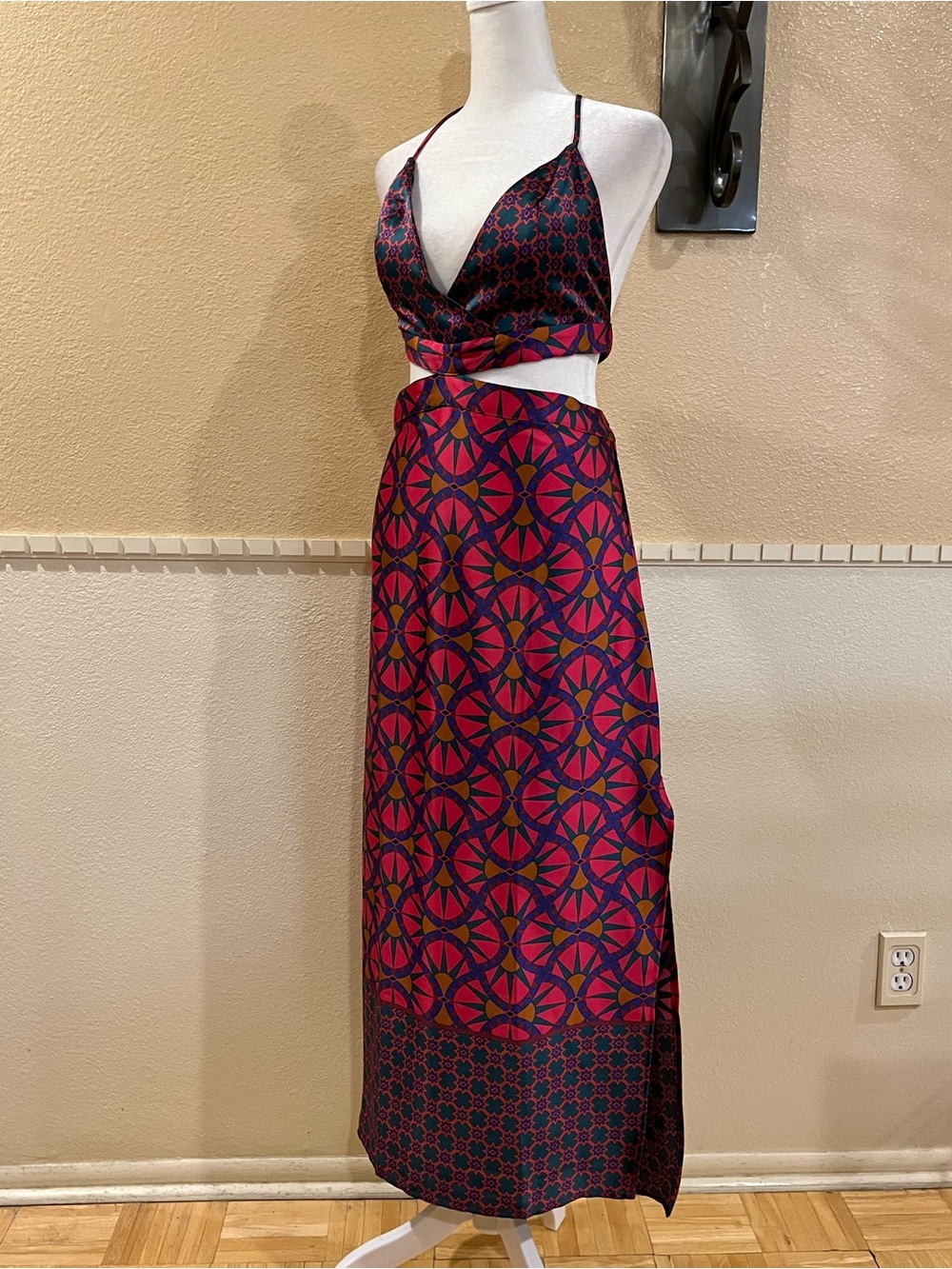House of Harlow satin maxi dress w/ cutouts. Open back, slit. Purple, fuchsia. L - Picture 5 of 12